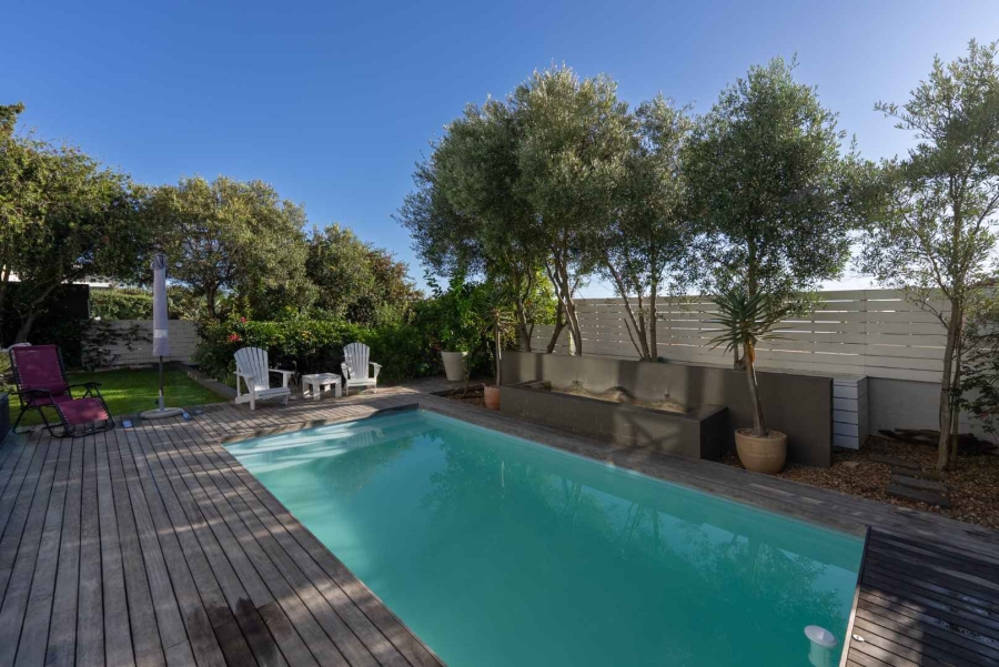 5 Bedroom Property for Sale in Green Point Western Cape